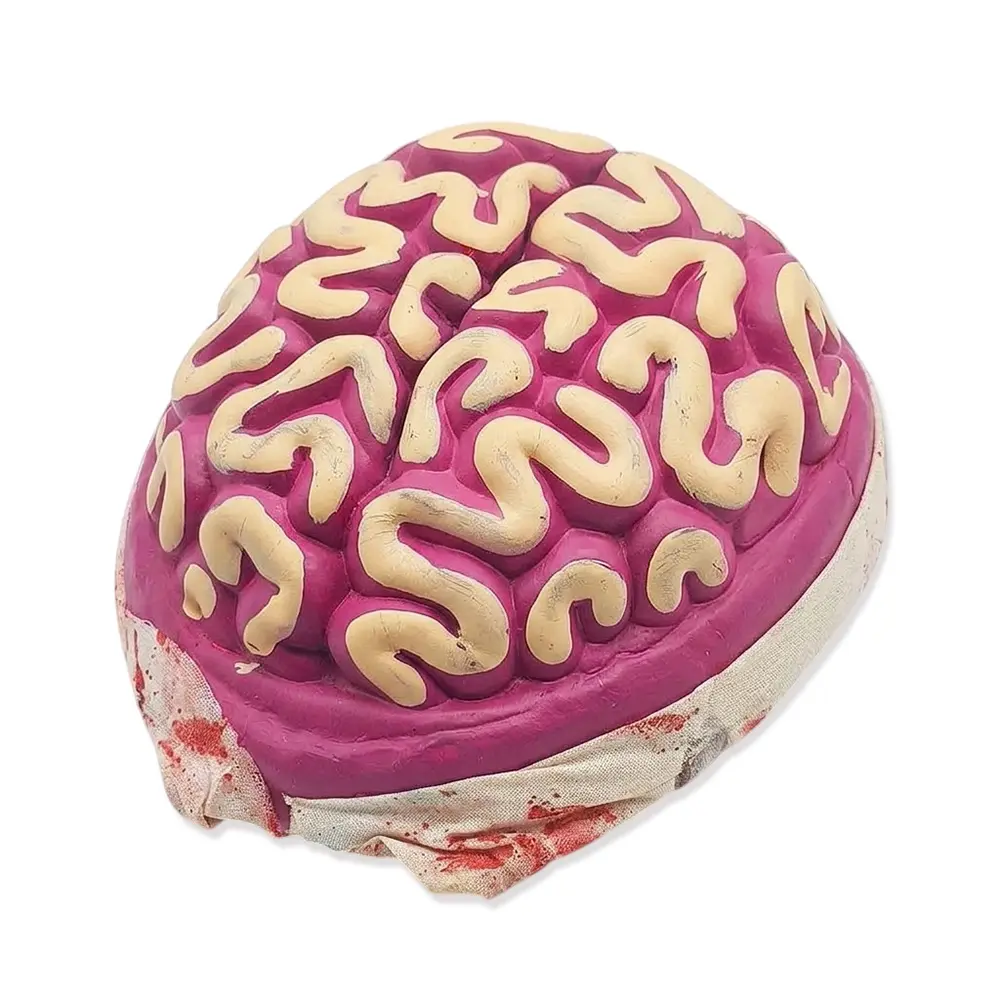 Gorro de látex con forma de cerebro y sesos expuestos con vendaje de tela sangriento de Disfraces Lucero.