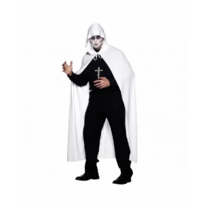 Hombre maquillado de frente luciendo la capa con capucha blanca de 140 cm sobre fondo blanco con capucha puesta y lazo en el cuello de la tienda Disfraces Lucero.