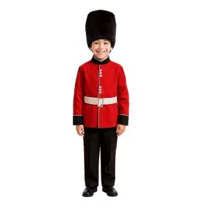 Niño con disfraz de guardia real inglés rojo con sombrero alto de pelo negro y pantalón oscuro.