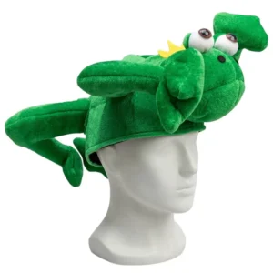 Maniquí posando con gorro de peluche en forma de rana verde con ojos saltones y corona de Disfraces Lucero.