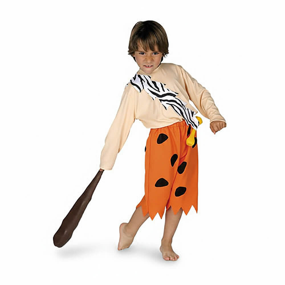 Niño con disfraz de cavernícola beige con tirante de manchas de leopardo y hueso de plástico cruzado.