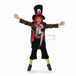 Niño con disfraz de Sombrerero Loco vistiendo levita estampada con puntilla y chistera alta.