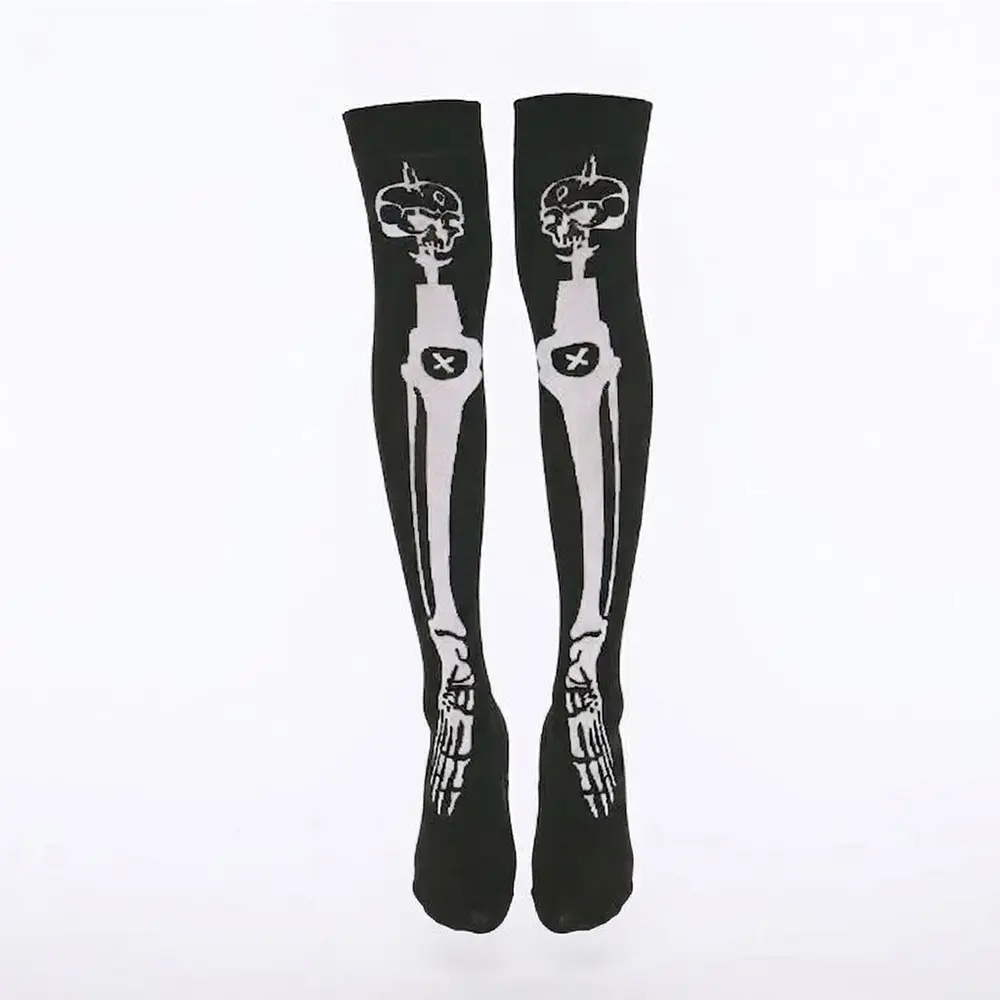 Medias altas negras por encima de la rodilla con estampado de huesos de esqueleto y calavera para adulto de Disfraces Lucero.