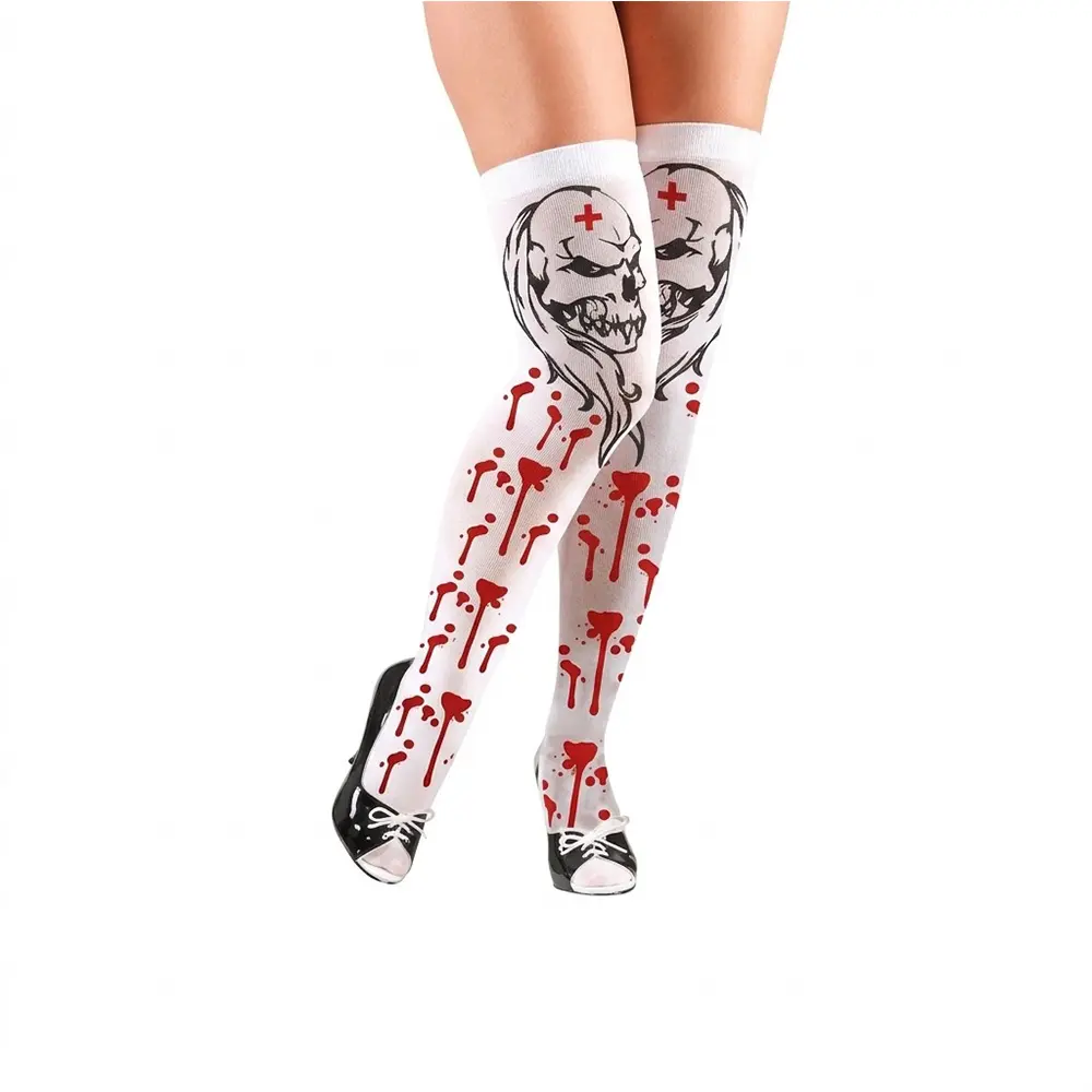Medias altas blancas por encima de la rodilla con estampado de calavera de enfermera y manchas de sangre roja para adulto de Disfraces Lucero.