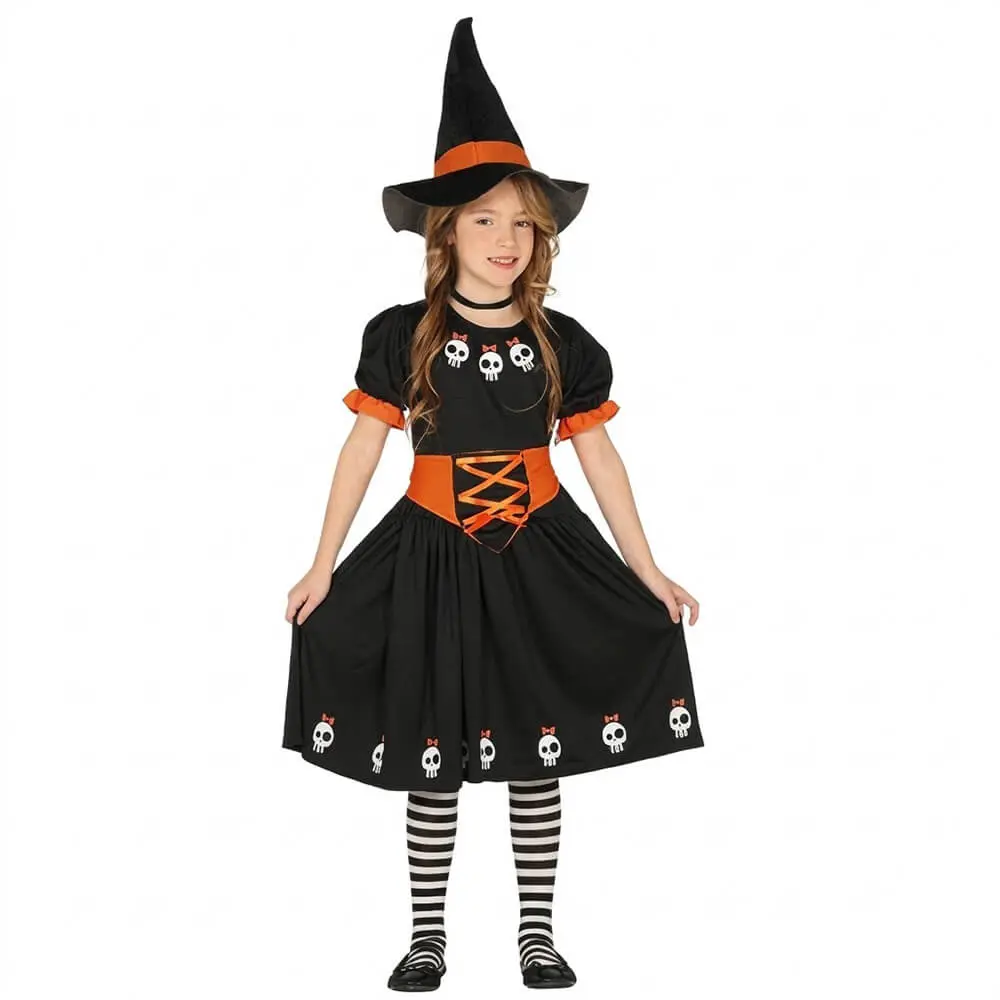 Niña posando con disfraz de Brujita Calaveras infantil compuesto por vestido negro, cinturón naranja y sombrero cónico de Disfraces Lucero.