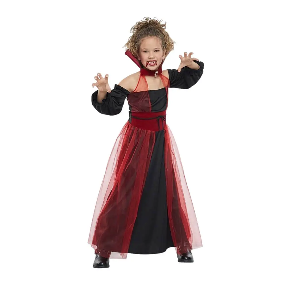 Niña posando con disfraz de Vampiresa infantil con vestido largo rojo y negro, cuello alto y sobrefalda de tul de Disfraces Lucero.