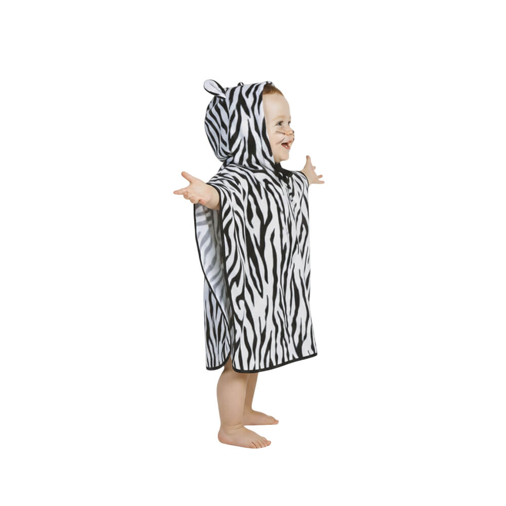 Bebé con disfraz de cebra tipo capa blanca y negra con capucha de orejitas.