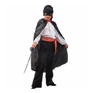Niño vestido con disfraz de espadachín negro con capa y gorro inspirado en El Zorro.