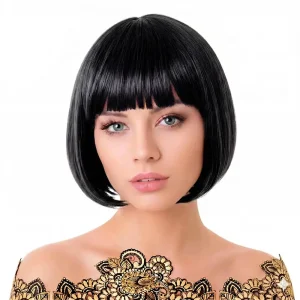 Peluca de corte bob corto de color negro brillante con flequillo recto sobre un maniquí transparente, de la tienda Disfraces Lucero.