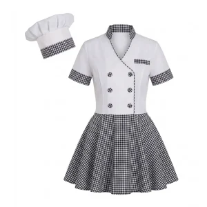 Mujer con las manos en las caderas luciendo el disfraz de cocinera para adulto con vestido blanco de falda corta a cuadros y gorro de chef de la tienda Disfraces Lucero.