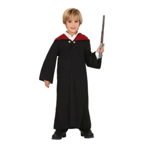Niño posando con disfraz de Estudiante de Magia estilo Harry Potter con túnica negra con capucha y detalles granate de Disfraces Lucero.