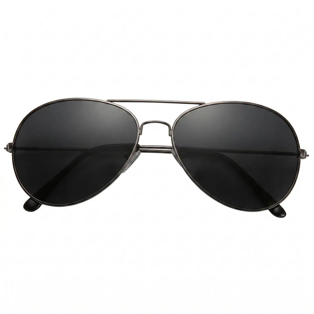 Gafas de sol clásicas estilo aviador con montura metálica fina oscura y cristales negros ahumados sobre un fondo blanco, de la tienda Disfraces Lucero.