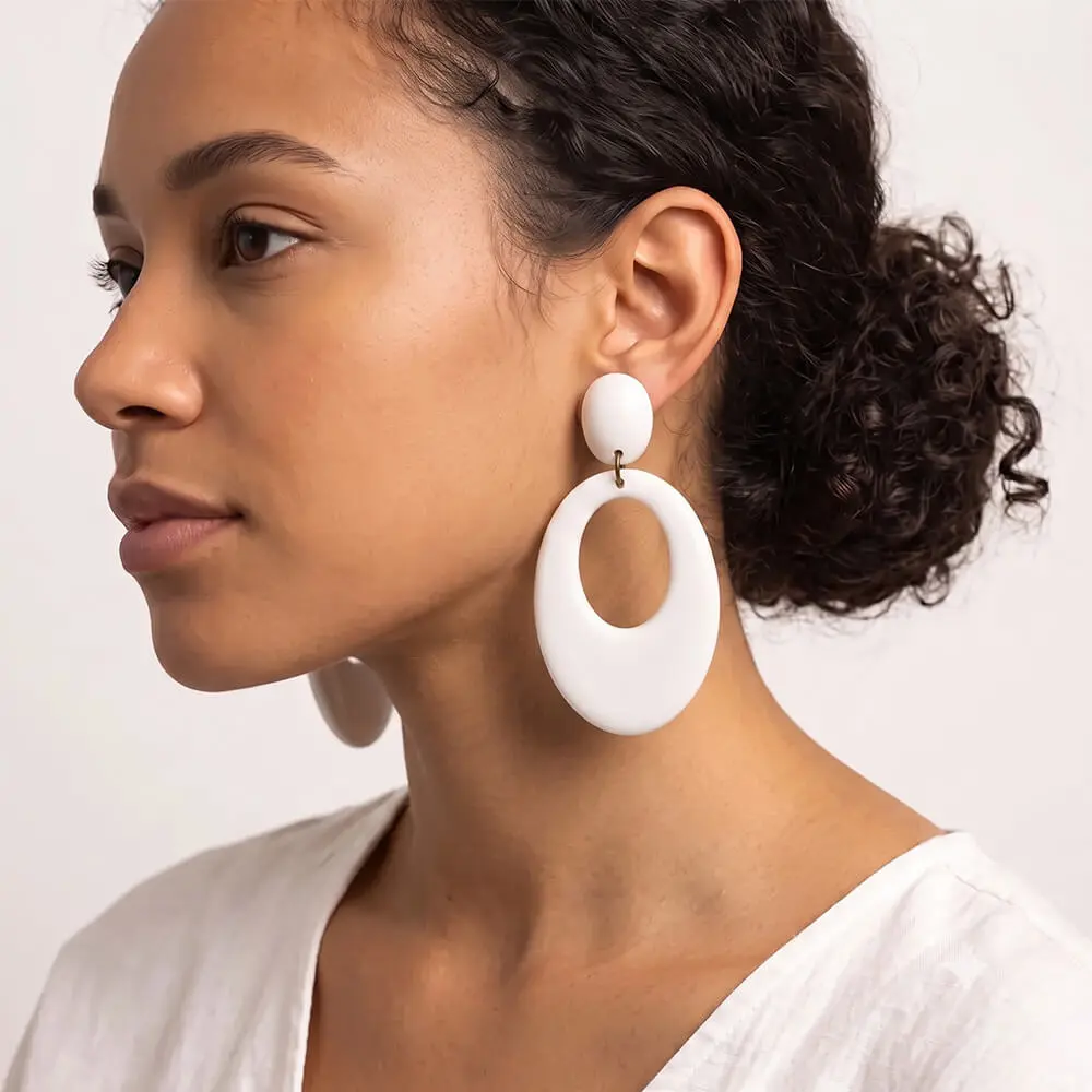 Pendientes de Flamenca Blancos con Broche de Clip – Accesorio de Sevillana o Chulapa para Adulto e Infantil (2 Piezas) - Imagen 2