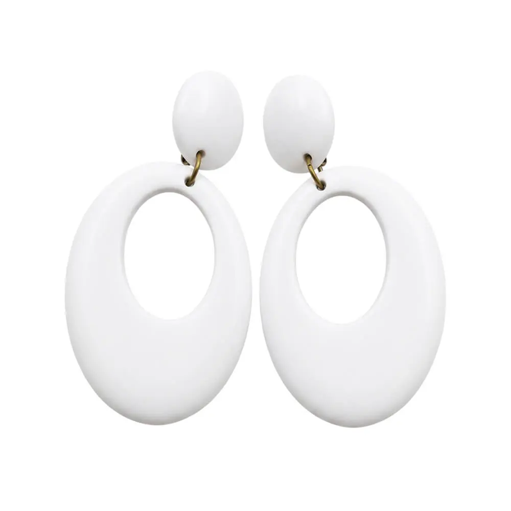 Par de pendientes de flamenca de color blanco brillante con cierre de broche de clip sobre fondo blanco, compuestos por un botón ovalado superior y una lágrima ovalada hueca inferior de la tienda Disfraces Lucero.