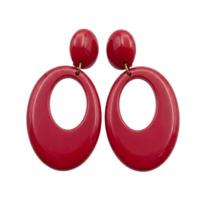 Par de pendientes de flamenca de color rojo brillante con cierre de broche de clip sobre fondo blanco, compuestos por un botón ovalado superior y una lágrima ovalada hueca inferior de la tienda Disfraces Lucero.