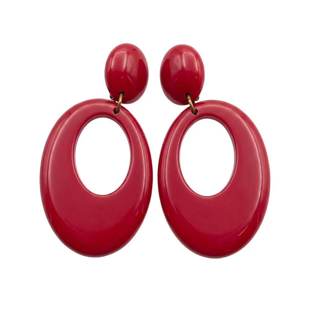 Par de pendientes de flamenca de color rojo brillante con cierre de broche de clip sobre fondo blanco, compuestos por un botón ovalado superior y una lágrima ovalada hueca inferior de la tienda Disfraces Lucero.