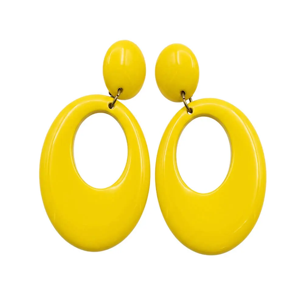 Par de pendientes de flamenca de color amarillo brillante con cierre de broche de clip sobre fondo blanco, compuestos por un botón ovalado superior y una lágrima ovalada hueca inferior de la tienda Disfraces Lucero.