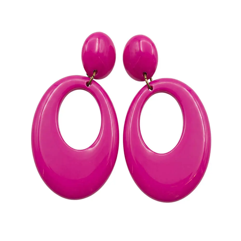 Par de pendientes de flamenca de color rosa fucsia brillante con cierre de broche de clip sobre fondo blanco, compuestos por un botón ovalado superior y una lágrima ovalada hueca inferior de la tienda Disfraces Lucero.