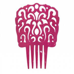Peineta de flamenca de color rosa fucsia de frente sobre fondo blanco con un diseño calado tradicional de filigranas y cinco púas para el cabello de la tienda Disfraces Lucero.