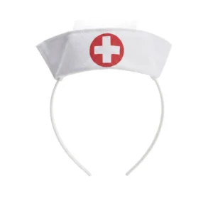 Tocado de enfermera de tela blanca con cruz roja de frente montado sobre una diadema flexible de plástico blanco de la tienda Disfraces Lucero.