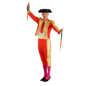 Hombre con el disfraz de torero de Disfraces Lucero en color rojo con detalles dorados, incluyendo montera y corbata.