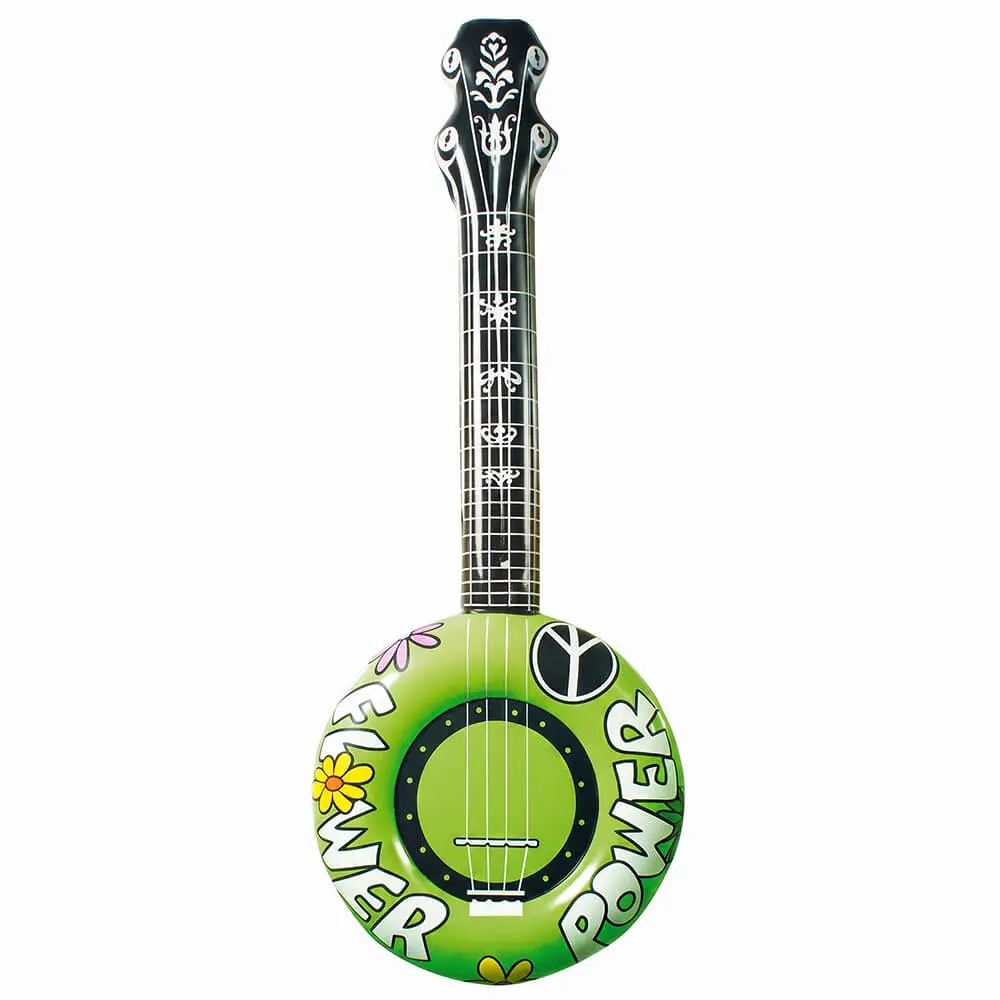 Banjo inflable de color verde de frente sobre fondo blanco, con estampado de margaritas de colores, cuerdas y mástil simulados y clavijero rojo de la tienda Disfraces Lucero.