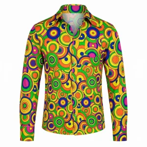 Hombre luciendo la camisa The 70s Groovy Style con estampado psicodélico de círculos y discos amarillos de la tienda Disfraces Lucero.