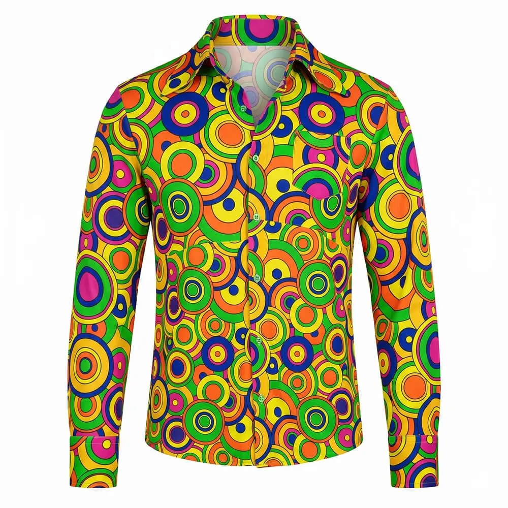 Hombre luciendo la camisa The 70s Groovy Style con estampado psicodélico de círculos y discos amarillos de la tienda Disfraces Lucero.