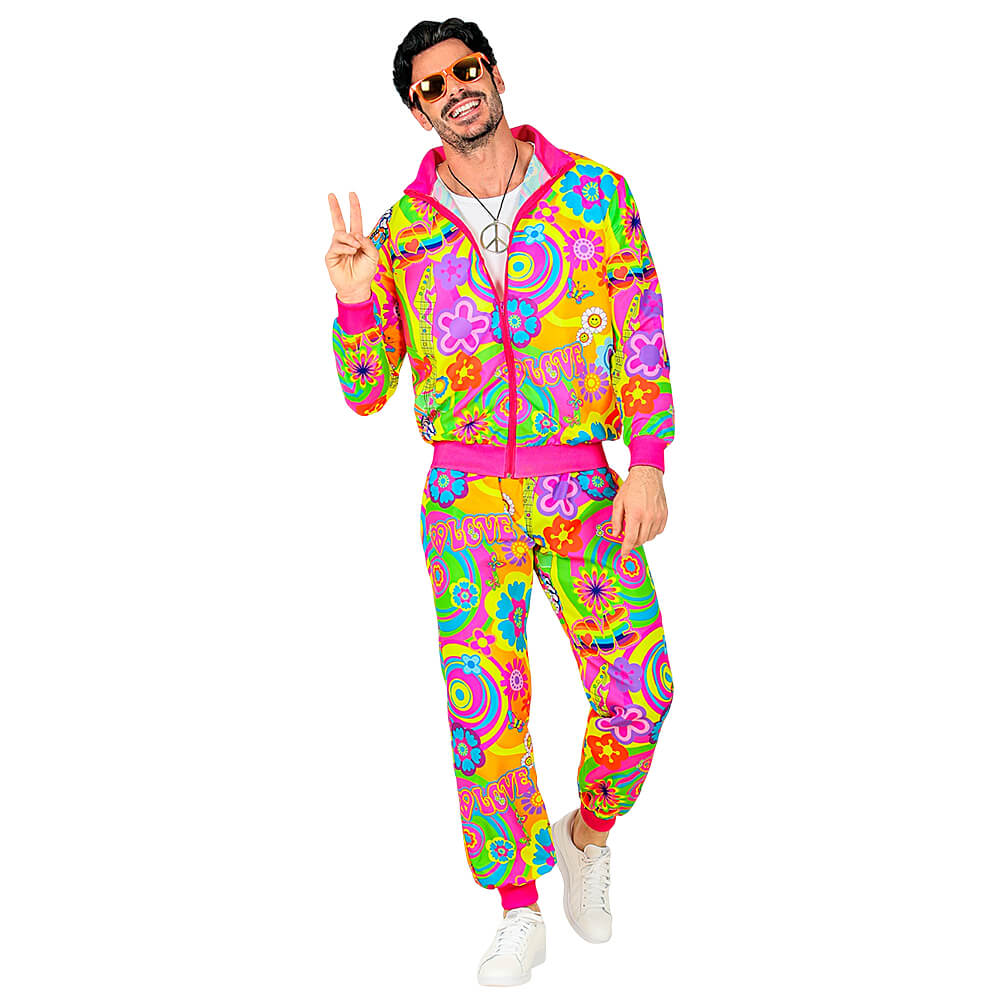 Hombre con disfraz de chándal años 80 con estampado de flores neón y gafas de sol