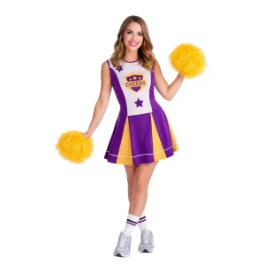 Mujer con disfraz de animadora compuesto por un vestido deportivo de colores con falda de vuelo estilo americano.