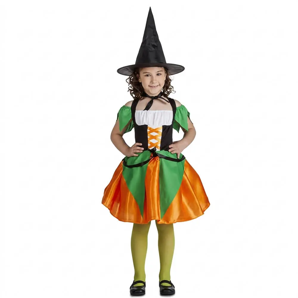 Niña posando con disfraz de Bruja Naranja y Verde infantil compuesto por vestido de vuelo con enagua y sombrero negro de Disfraces Lucero.