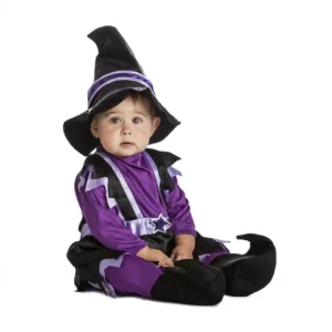 Bebé posando con disfraz de Brujita Morada con vestido suave y sombrero cónico de Disfraces Lucero.