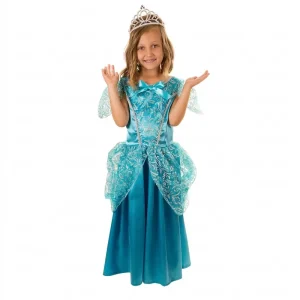 Niña sonriente posando con un disfraz de Cenicienta infantil que consiste en un vestido largo de color azul satinado con lazo en el pecho, corpiño con filigranas plateadas y sobrefalda de organza transparente, de Disfraces Lucero.