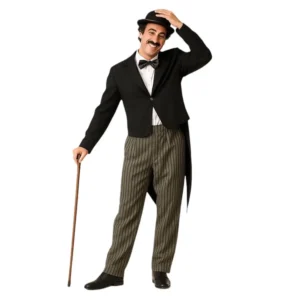 Hombre sonriendo de frente con el disfraz de Charlot adulto compuesto por chaqueta frac negra, camisa con pajarita y pantalón a rayas mientras sujeta un bastón y se toca un sombrero bombín de la tienda Disfraces Lucero.
