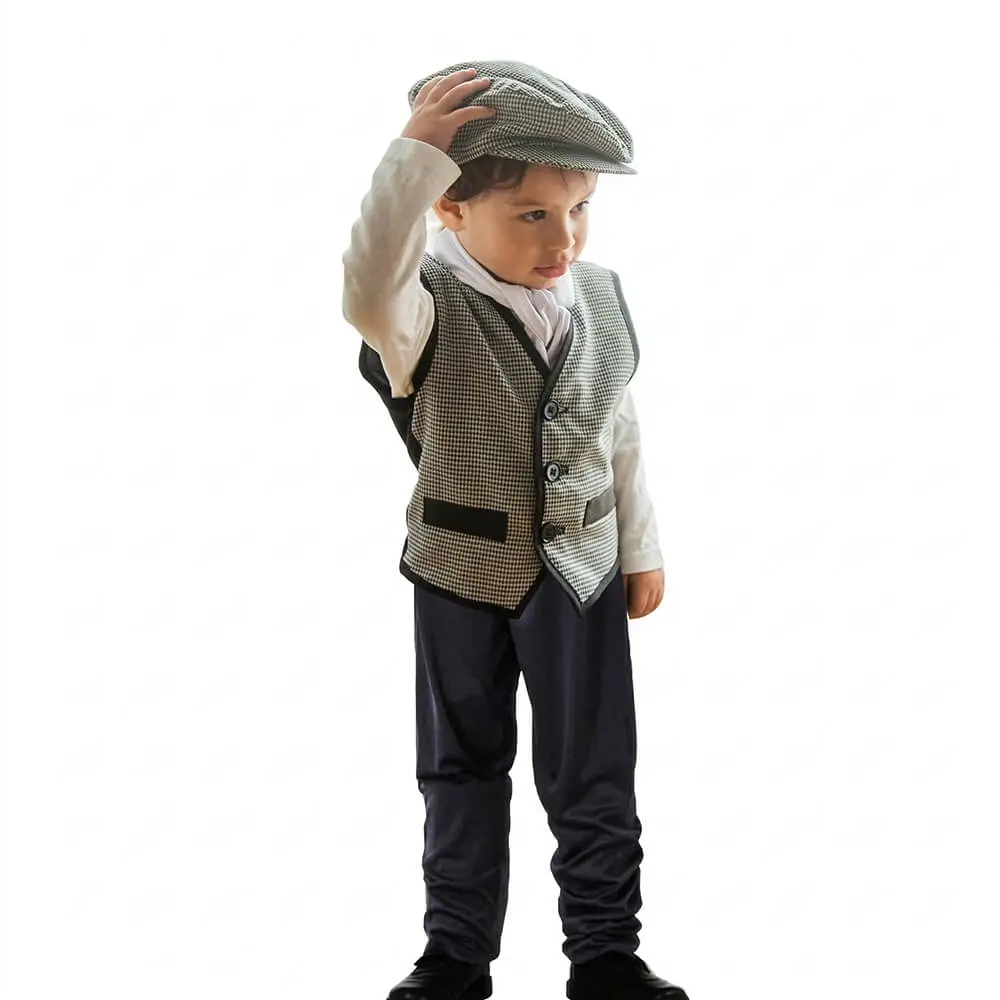 Bebé vestido con el traje típico de chulapo de Disfraces Lucero, incluyendo gorra de cuadros, chaleco y pañuelo blanco de cuello.
