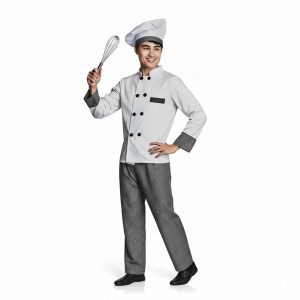 Hombre vestido con disfraz de cocinero blanco con gorro de chef y pantalón.