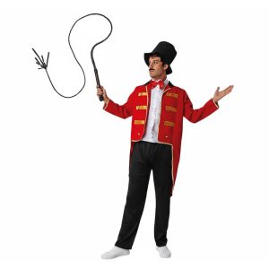 Hombre con disfraz de domador de circo rojo y negro con gorro de copa alta.