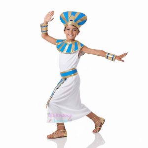 Niño con disfraz de faraón egipcio con túnica blanca y accesorios dorados con azul.