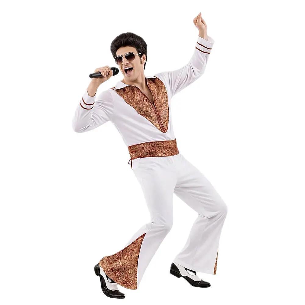 Hombre posando bailando con disfraz blanco y dorado de Elvis Rey del Rock con pantalón acampanado de Disfraces Lucero.