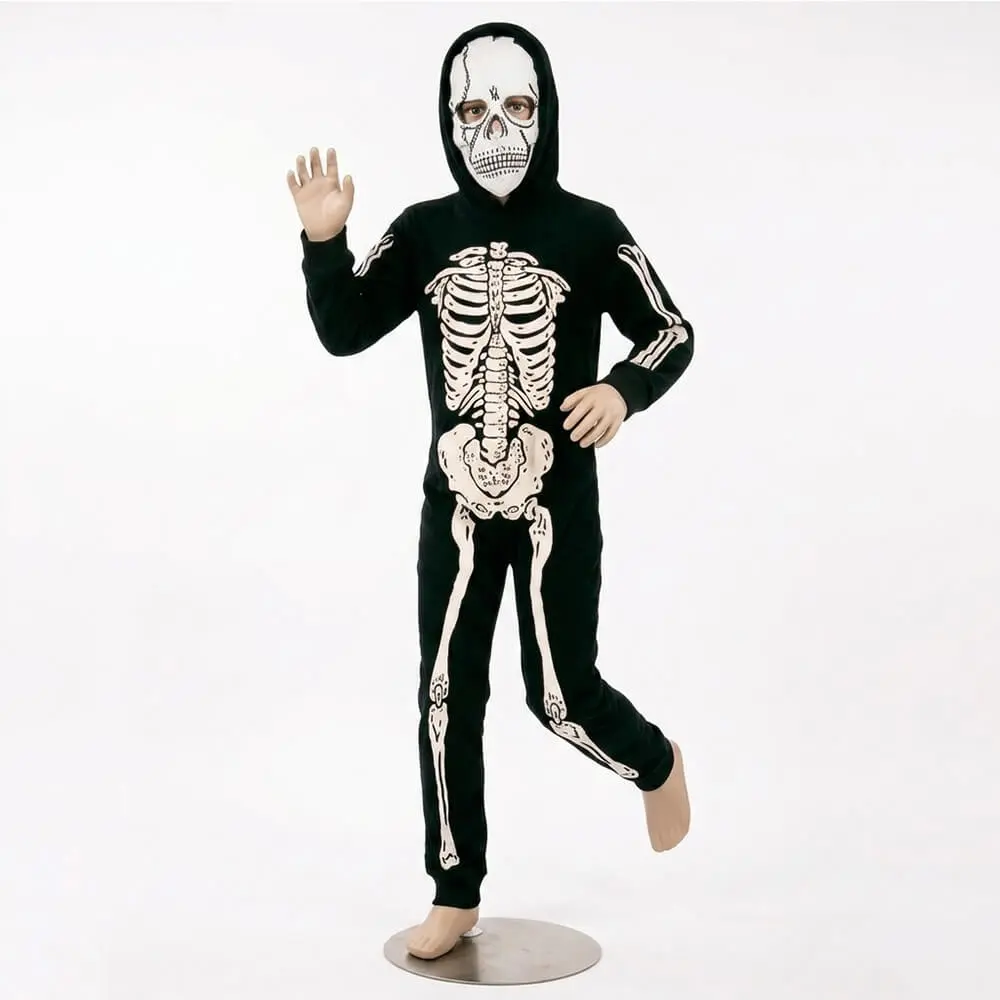 Niño posando con disfraz de esqueleto infantil completo con mono de huesos y careta de calavera de Disfraces Lucero.