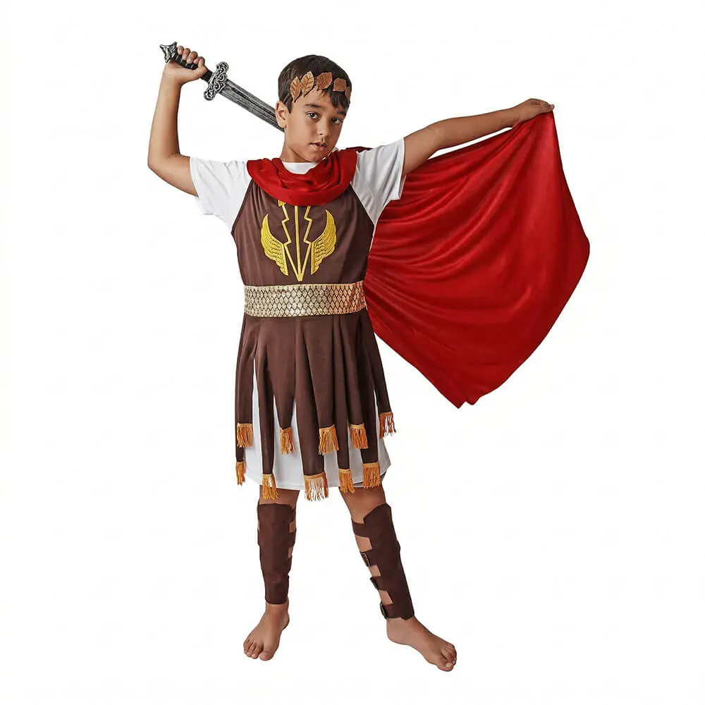 Niño vestido con el disfraz de guerrero romano de Disfraces Lucero, con armadura dorada, capa roja, diadema y espinilleras.
