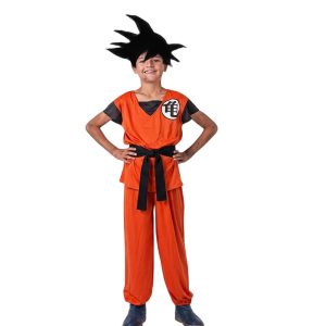 Niño de frente sonriendo con los brazos en jarras luciendo el disfraz de guerrero z infantil de color naranja con cinturón negro y peluca de picos oscuros de la tienda Disfraces Lucero.