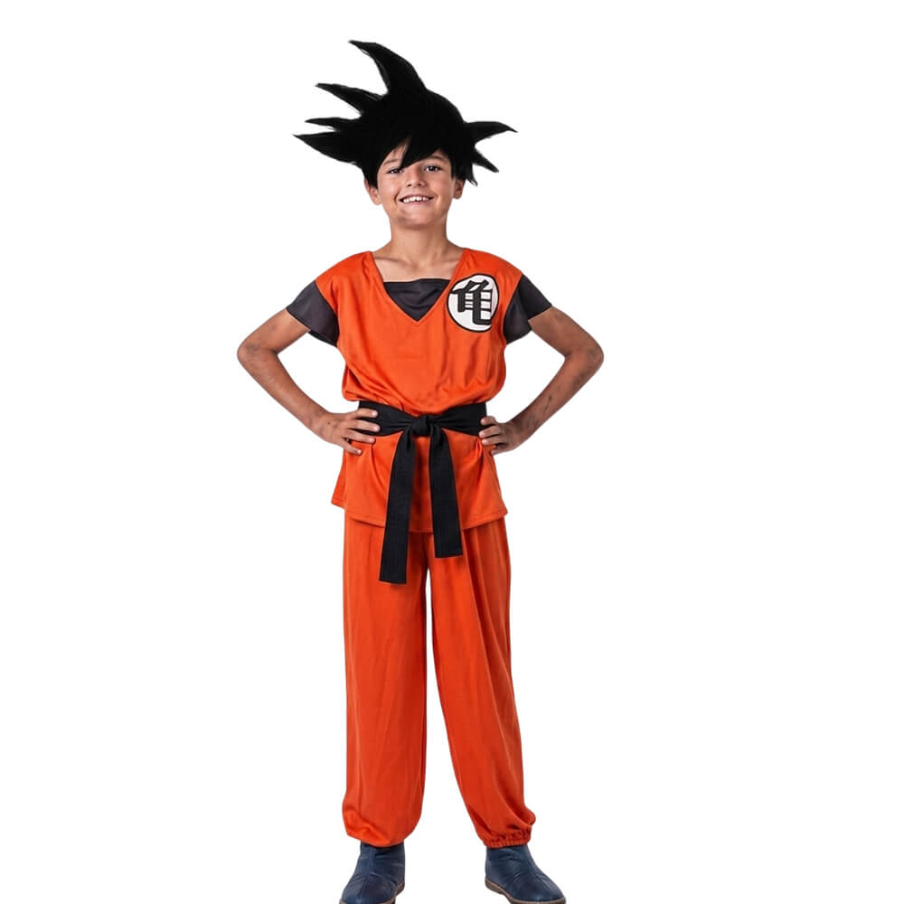 Niño de frente sonriendo con los brazos en jarras luciendo el disfraz de guerrero z infantil de color naranja con cinturón negro y peluca de picos oscuros de la tienda Disfraces Lucero.