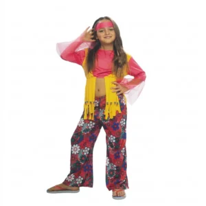 Niña de frente sonriendo con una mano en el pelo luciendo el disfraz hippie niña infantil compuesto por camisa rosa con chaleco de flecos amarillo, pantalón de campana floreado y cinta en la cabeza de la tienda Disfraces Lucero.