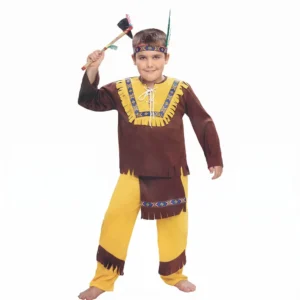 Niño de frente sonriendo alzando un hacha de juguete y luciendo el disfraz de indio infantil compuesto por camisa marrón con flecos amarillos, pantalón a juego y cinta con pluma en la cabeza de la tienda Disfraces Lucero.