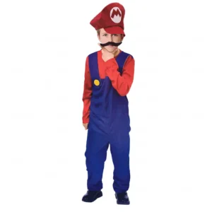 Niño de frente con un dedo en la barbilla y bigote de juguete luciendo el disfraz de super fontanero rojo infantil compuesto por un mono azul y rojo con botón amarillo y gorra con visera de la tienda Disfraces Lucero.