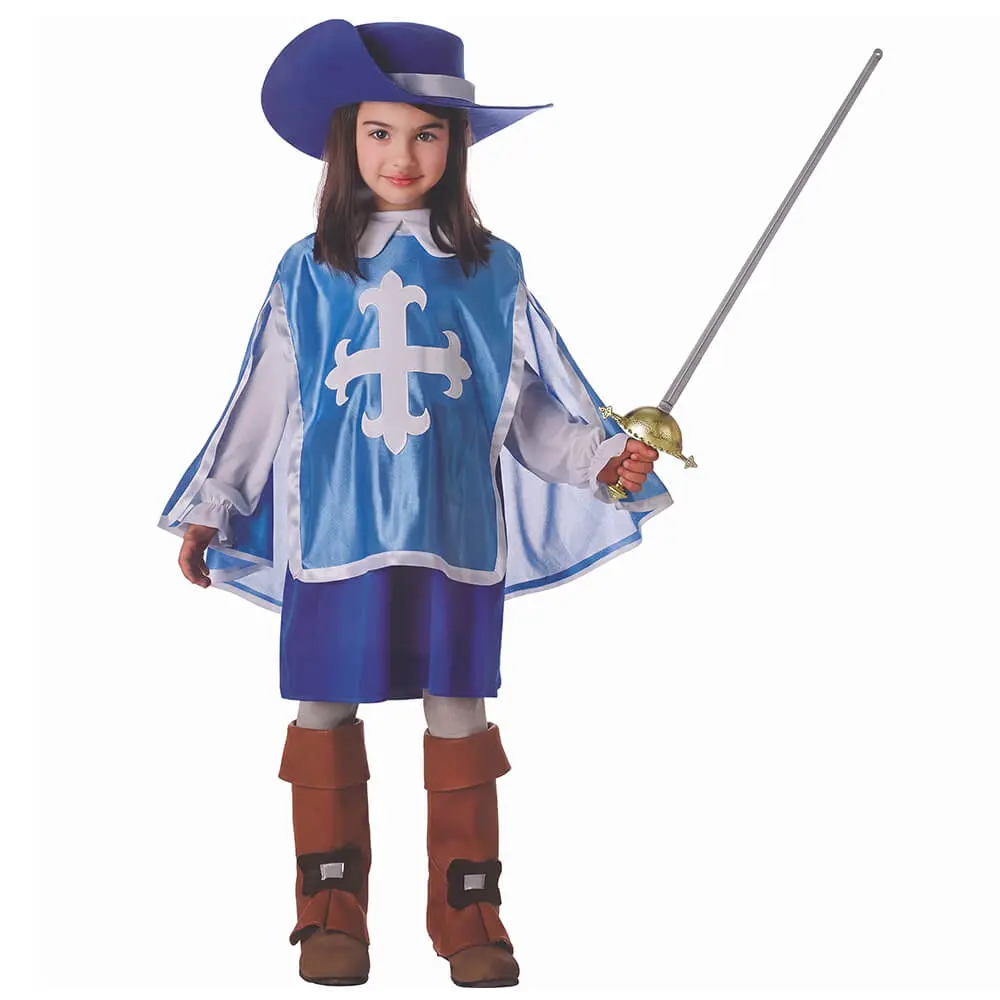 Niña de frente sonriendo sosteniendo un florete de juguete luciendo el disfraz de mosquetera infantil con vestido azul, peto satinado con cruz blanca, cubrebotas marrones y sombrero de la tienda Disfraces Lucero.