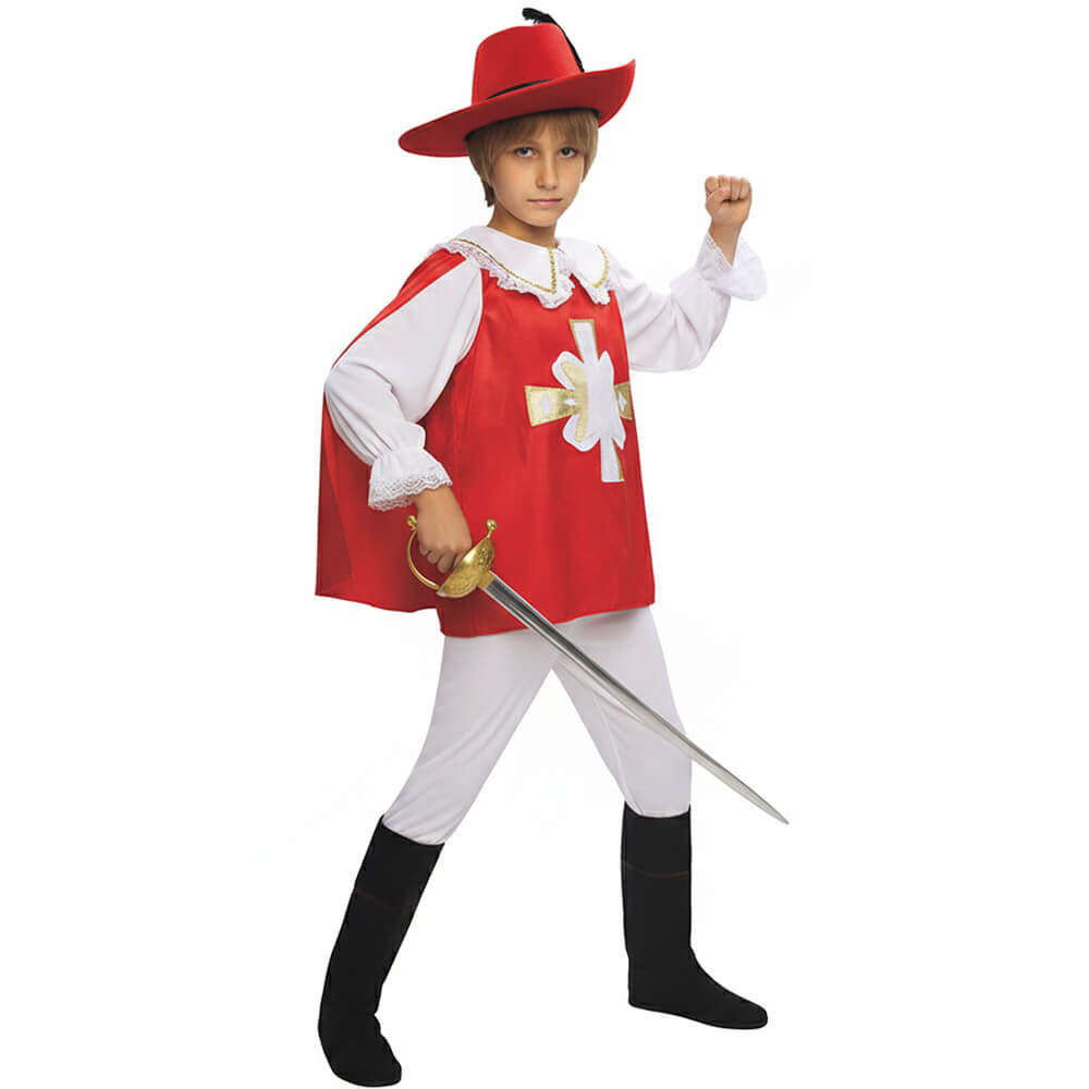 Niño con disfraz de mosquetero clásico con capa roja o azul, detalles dorados y cubrebotas negros.