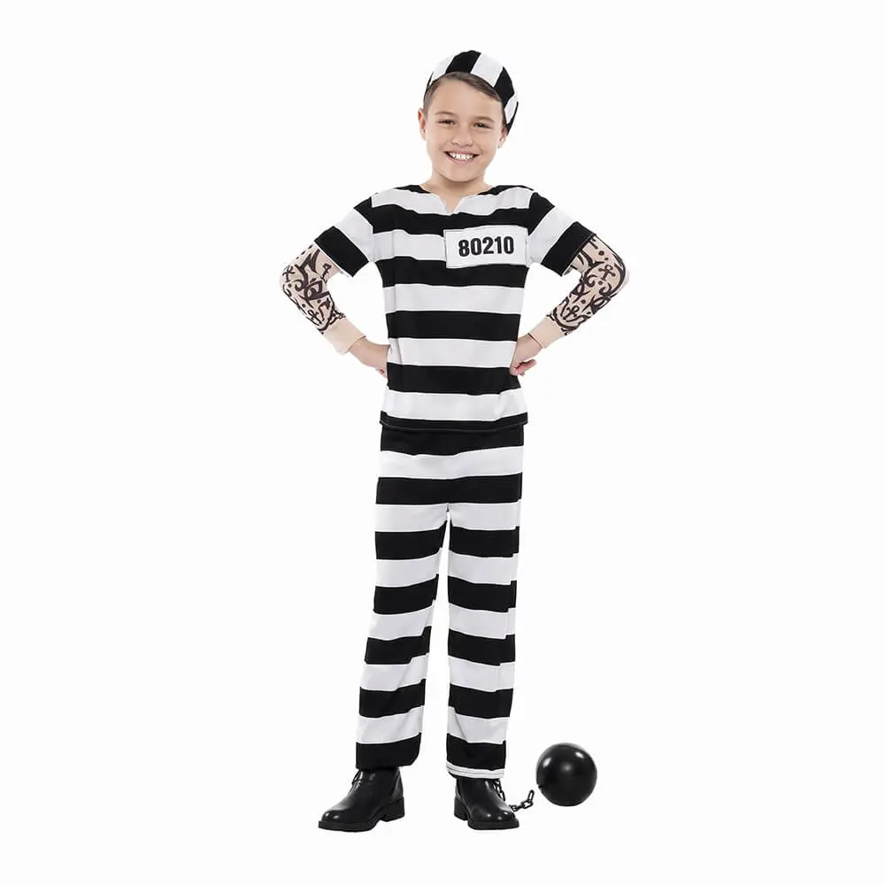 Niño de frente sonriendo con las manos en las caderas luciendo el disfraz de preso tattoo infantil compuesto por traje a rayas blancas y negras con placa numerada, mangas de tatuajes en los brazos y gorro de la tienda Disfraces Lucero.