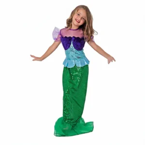 Niña de frente sonriendo con los brazos abiertos luciendo el disfraz de sirenita infantil con vestido largo verde con textura de escamas brillantes y corpiño de conchas moradas de la tienda Disfraces Lucero.